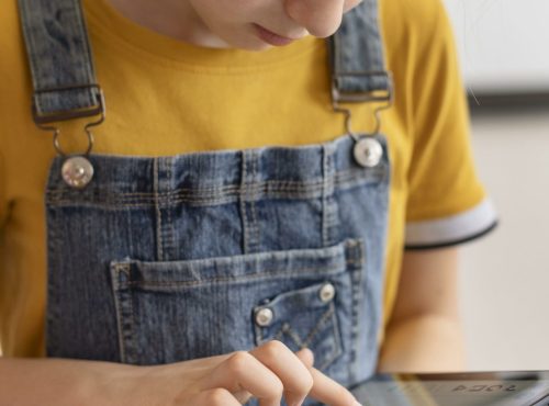 close-up-girl-learning-with-tablet les ecrans mon coin formation