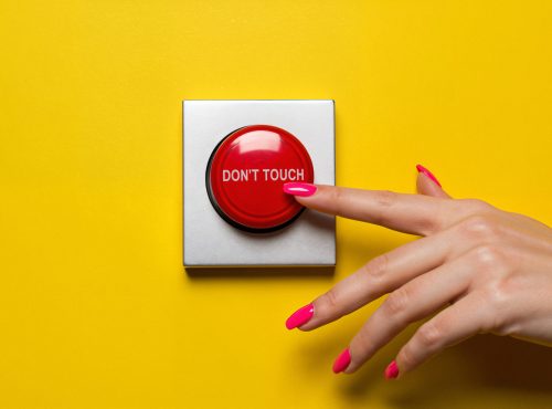 hand-pressing-red-touch-button-yellow-surface vsst mon coin formation