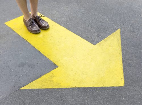 yellow-painted-arrow-streets-legs prise de decision